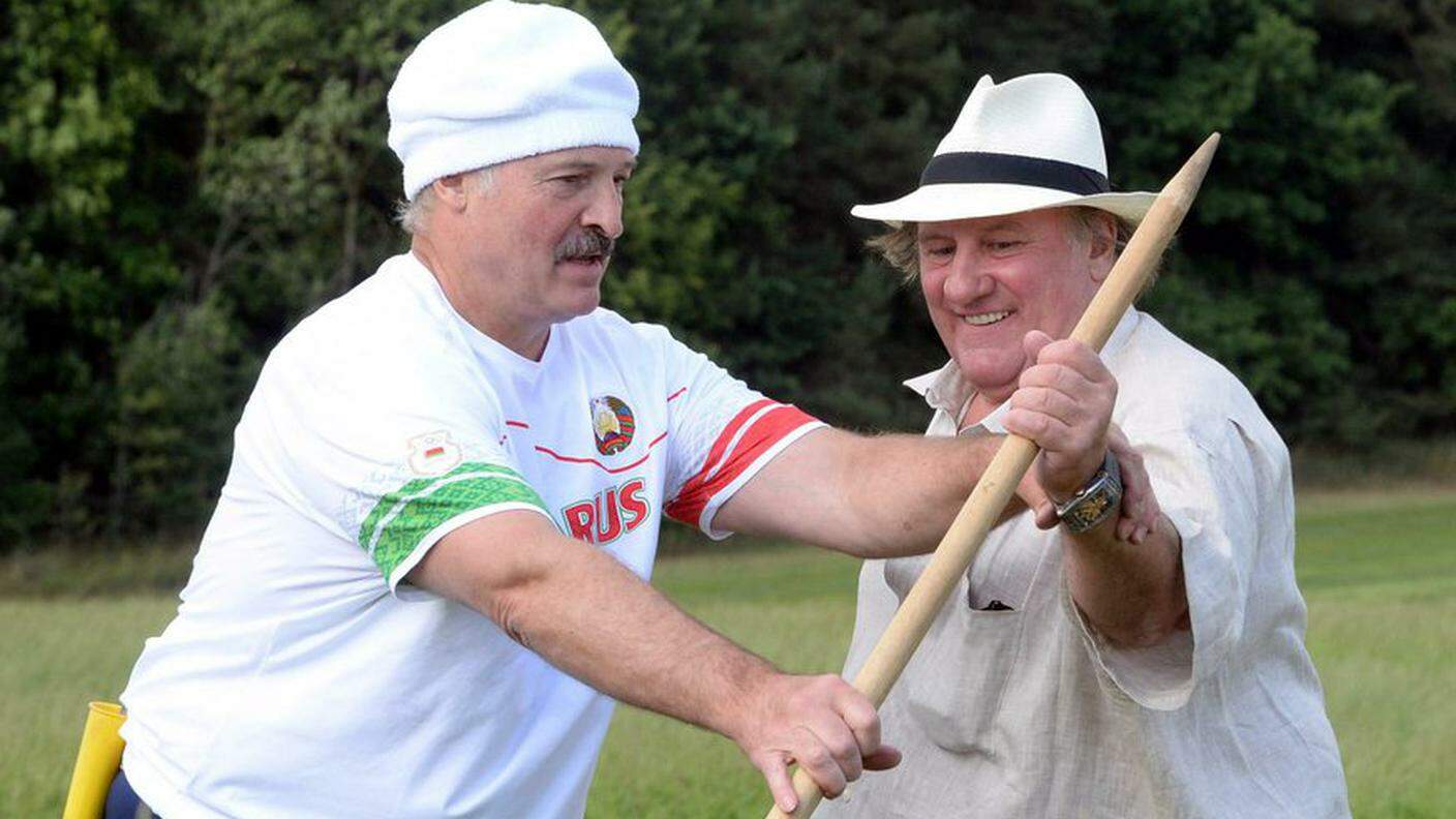 Nei panni di falciatore in compagnia del presidente bielorusso Alexander Lukashenko 