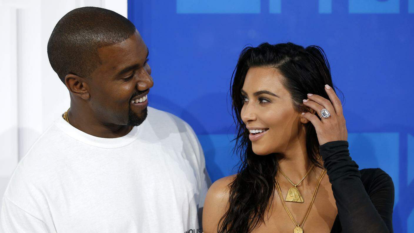 Kanye West e la moglie Kim sorridenti in una foto che pare preistoria: agosto 2016