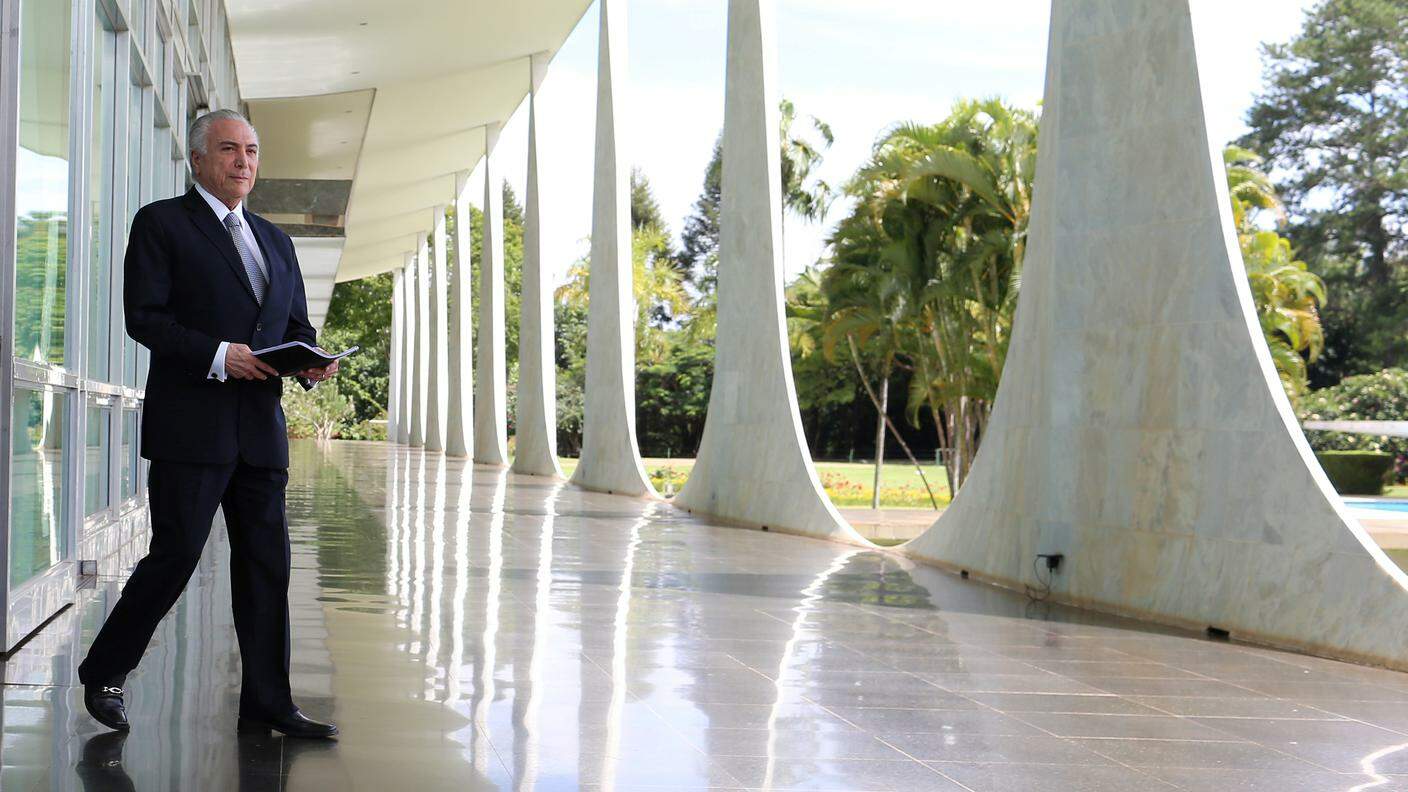 Michel Tamer tre mesi fa davanti al palazzo di Niemeyer