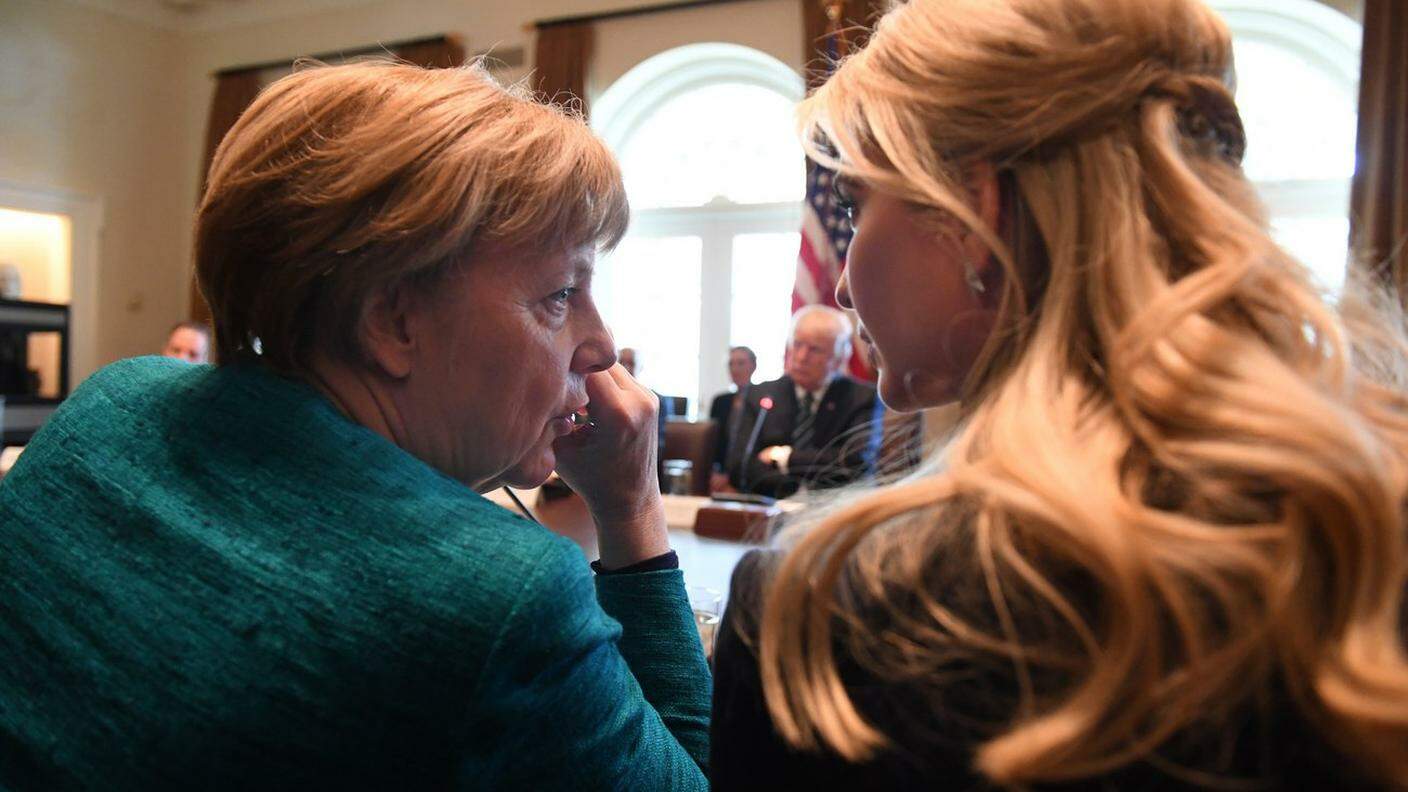 Ivanka Trump dialoga con Angela Merkel