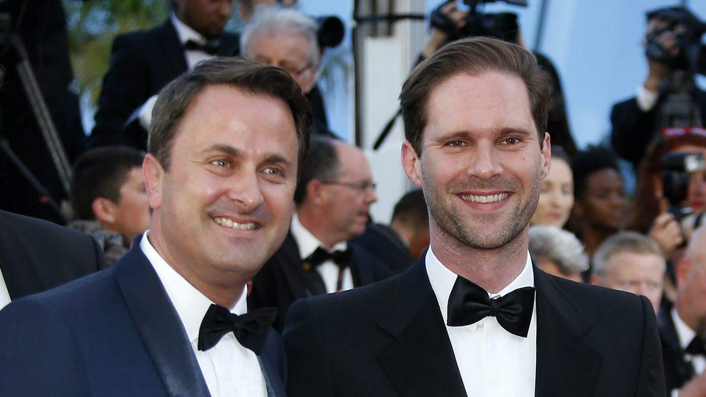 Il premier Xavier Bettel e il first gentleman Gauthier Destenay a Cannes