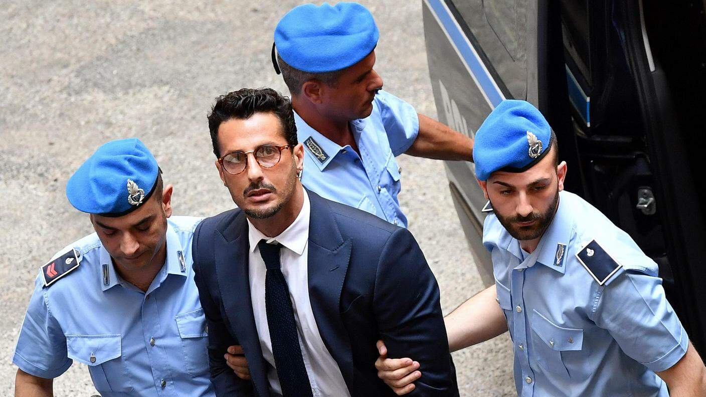 Fabrizio Corona scortato al palazzo di giustizia di Milano