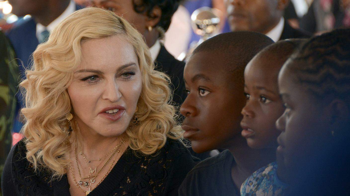 La cantante con David e altri due bambini del Malawi adottati