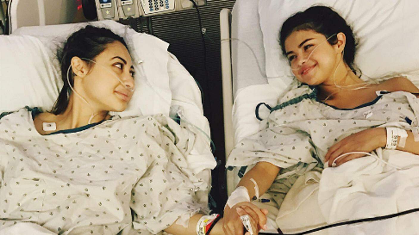 Selena Gomez e la sua amica Franca Raisa dopo l'intervento.