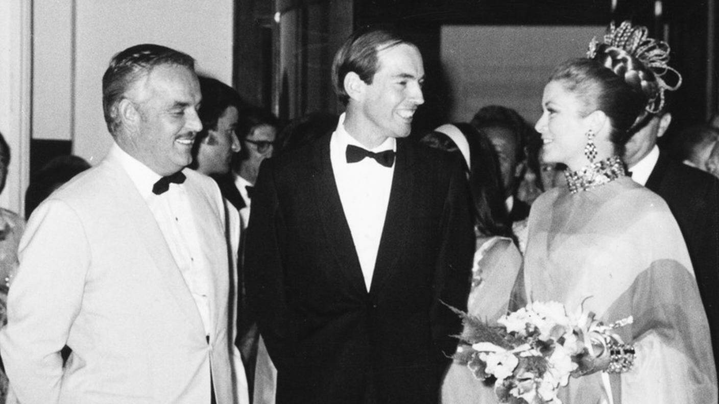 Barnard a Monaco nel 1968 tra il principe Ranieri e la principessa Grace