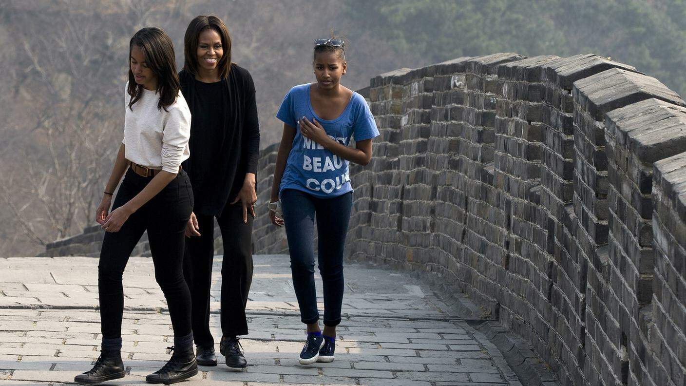 Un momento di serenità, sulla Grande muraglia cinese, con le figlie