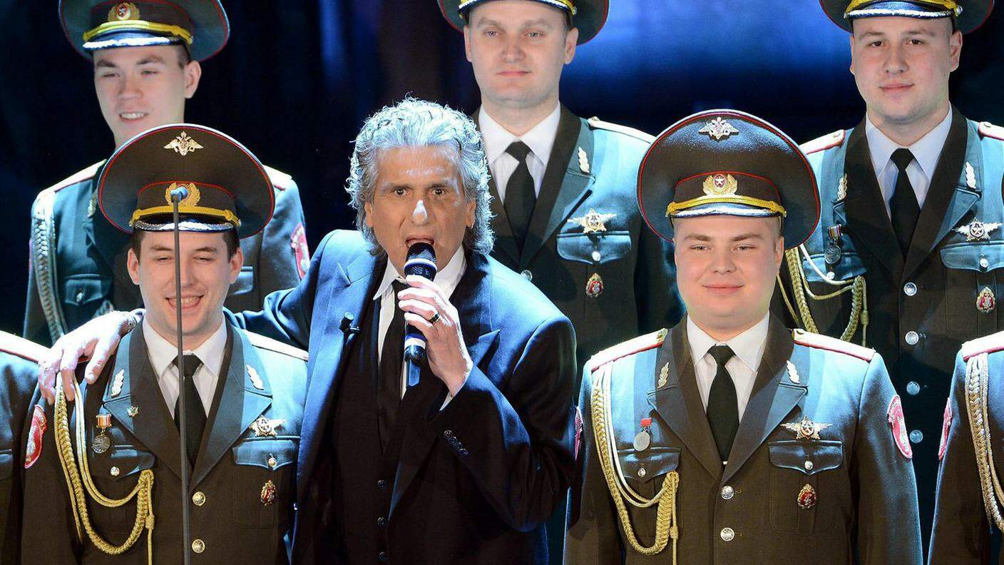 Una performance con il coro dell'Armata russa al Festival di Sanremo nel 2012