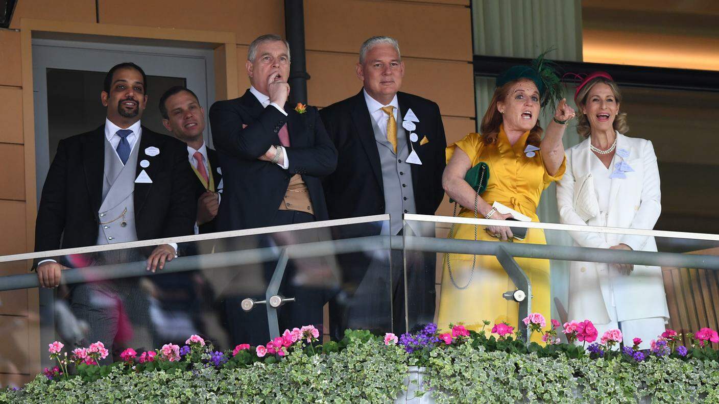 Il principe Andrea (terzo da sinistra) e l'ex moglie Sarah Ferguson (in giallo) - Foto d'archivio