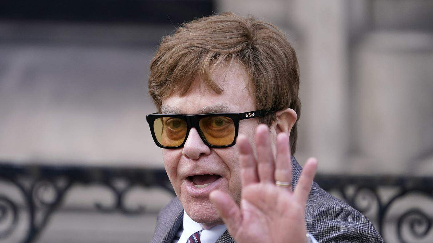 Anche Elton John si è presentato al processo