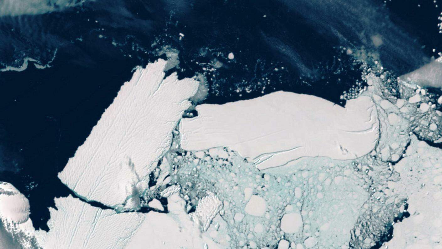 A sinistra l'iceberg staccatosi nel 2010