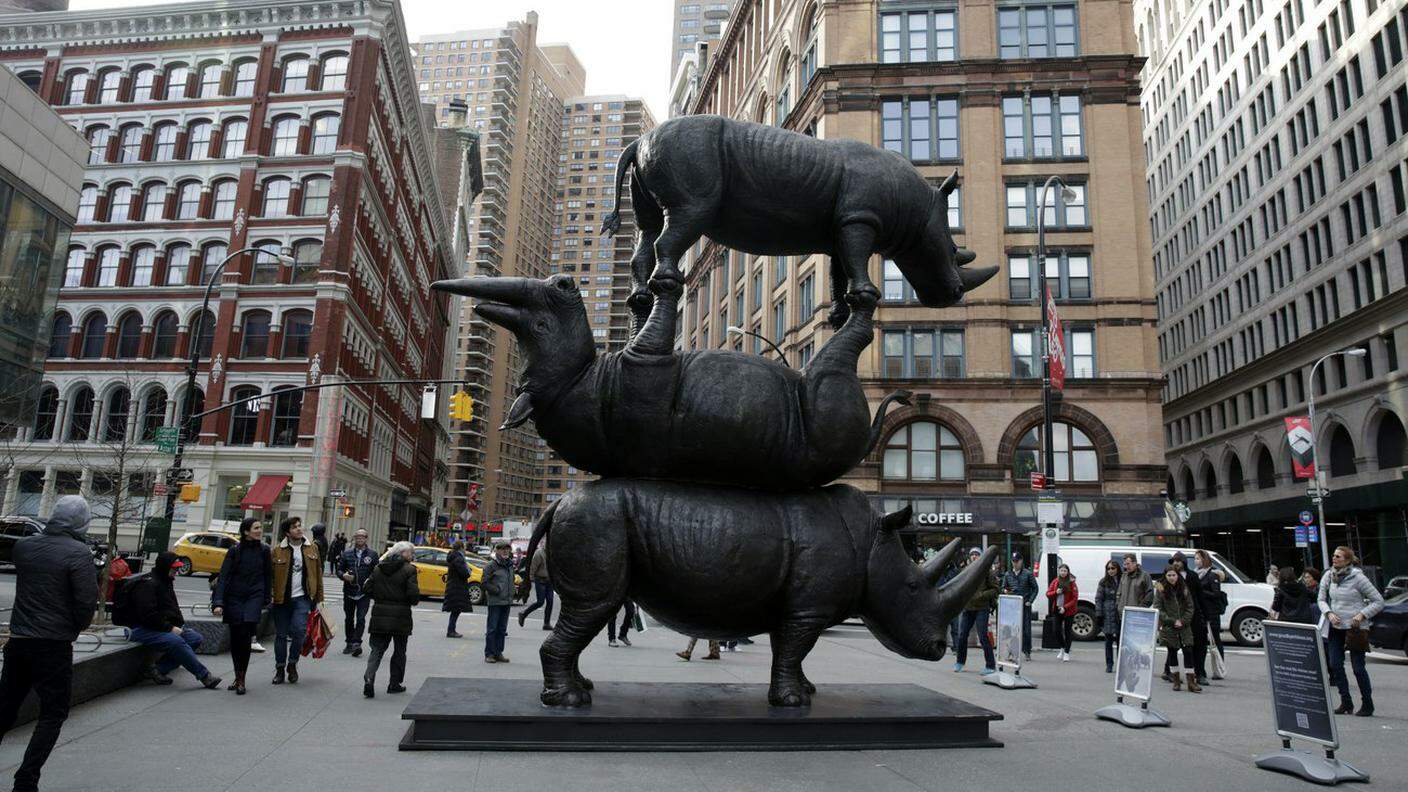 La scultura dedicata a quelli che erano gli ultimi tre rinoceronti bianchi del nord sulla Astor Place di New York