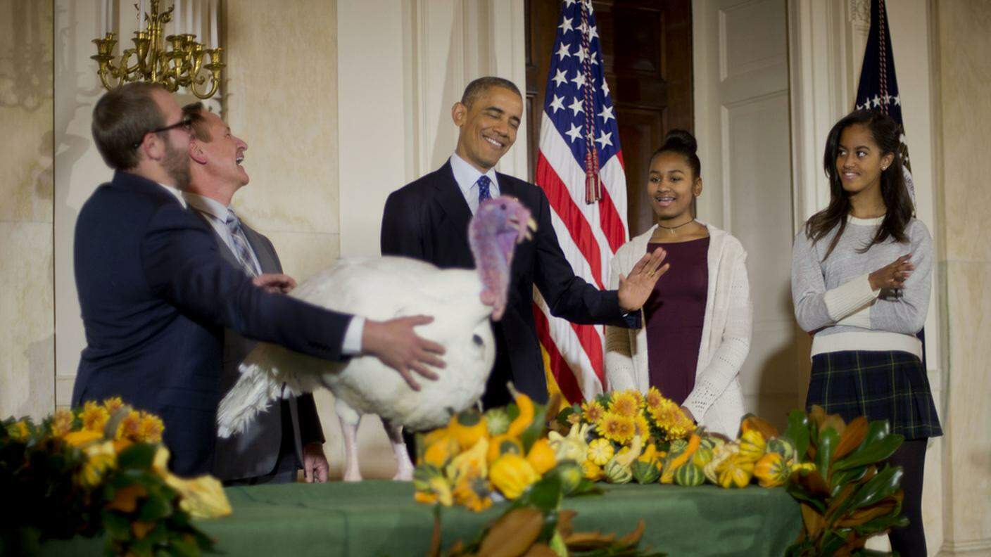 Il presidente della Federazione nazionale del tacchino e il figlio presentano Cheese a Obama e alle figlie del presidente Malia e Sasha