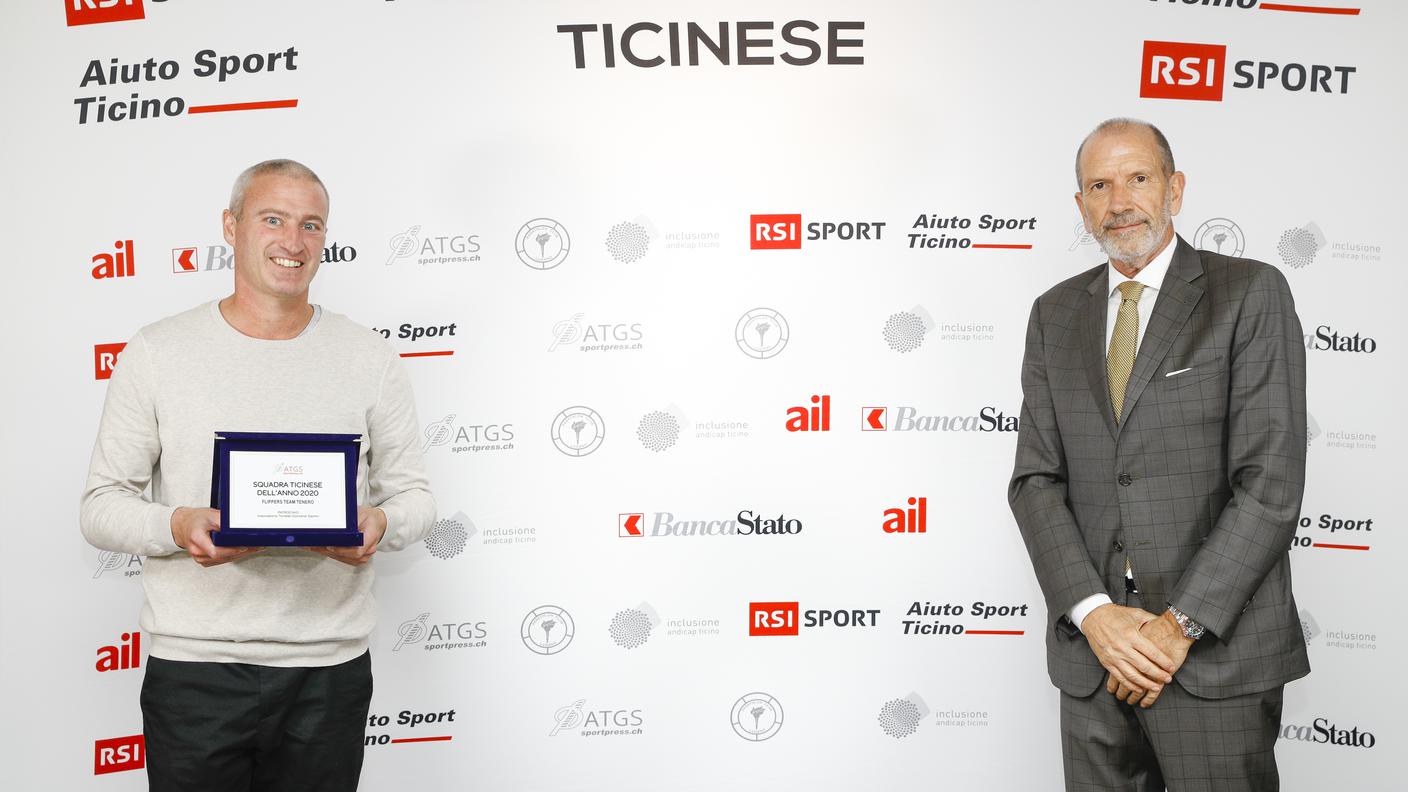 Premio squadra ticinese: Dimitri Kalas (Flippers Team Tenero) con Enrico Carpani, responsabile Dipartimento Sport RSI