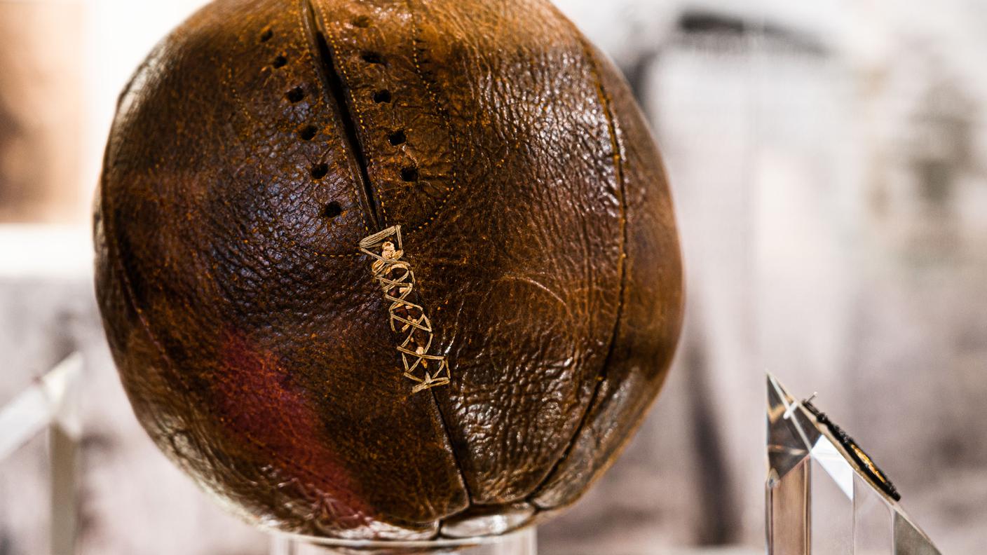 Il pallone usato nel primo campionato italiano disputato in una giornata l’8 maggio 1898 vinto dal Genoa