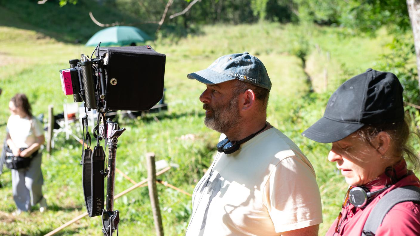Erik Bernasconi sul set di Becaària, 2025