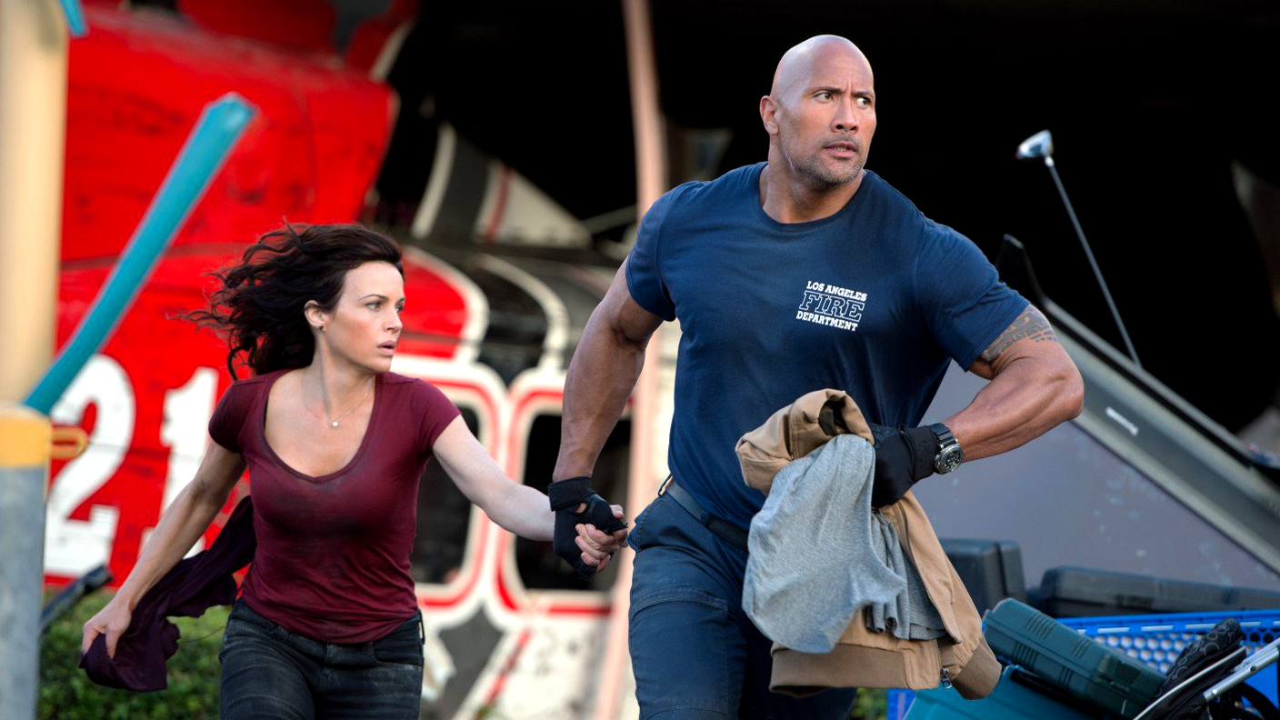Carla Gugino e Dwayne Johnson in una scena del film