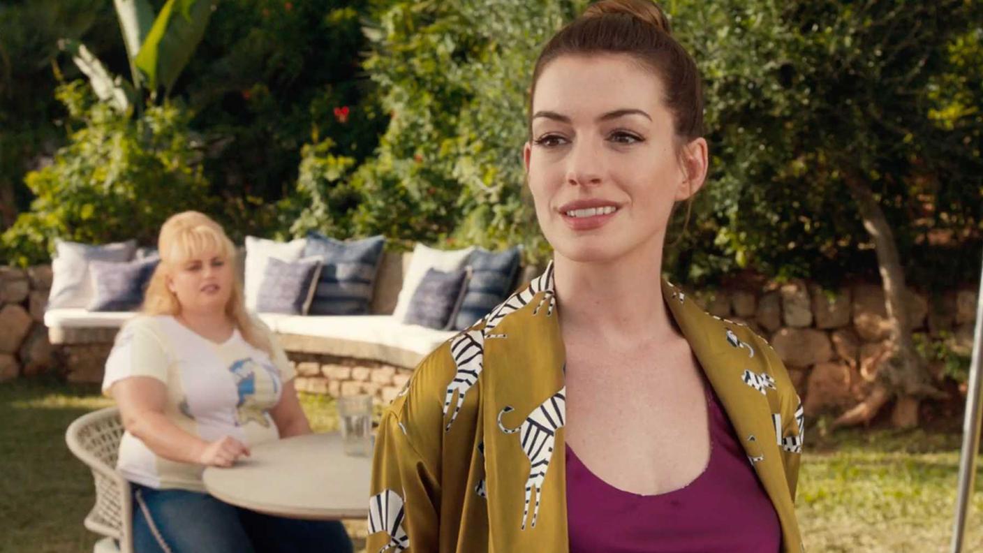 Anne Hathaway e Rebel Wilson in una scena del film