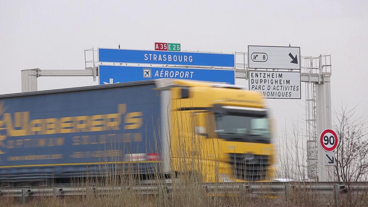 La pastora contro l'autostrada