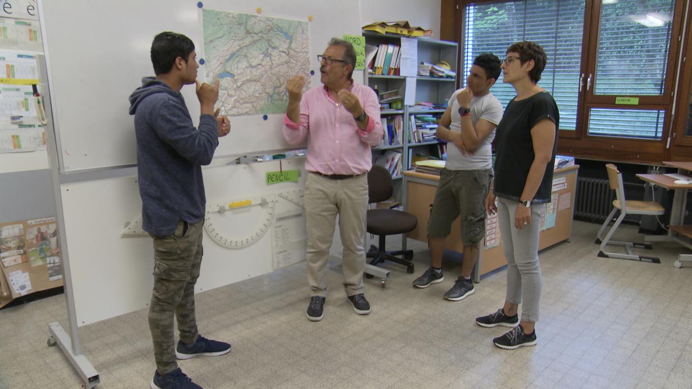 Giovani emigrati afghani sordi con i docenti
