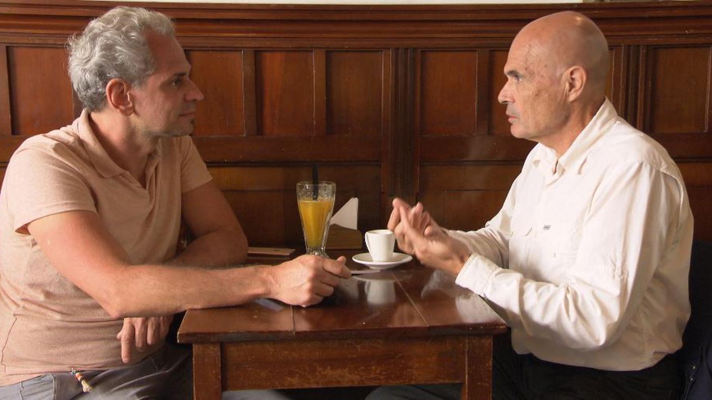 Laurent Valo intervista il dott. Jean Dagron al Cafe Brasilero 1877 a Montevideo - Uruguay