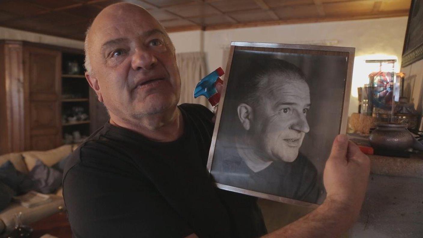 Storie - Teco Celio con una foto del padre