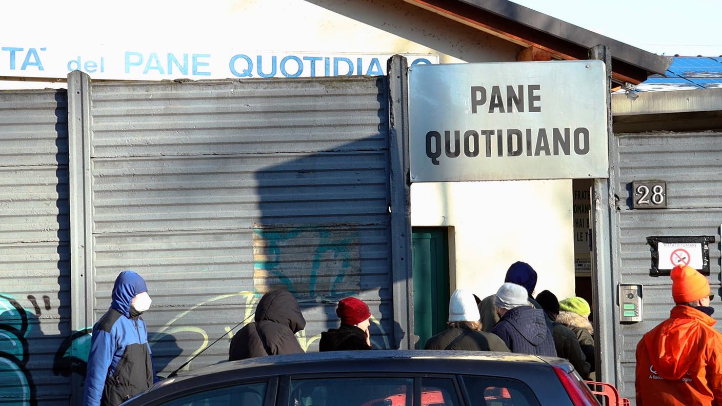 Milano, tra lusso pe povertà_distribuzionecibo Associazione Pane Quotidiano_01.jpg