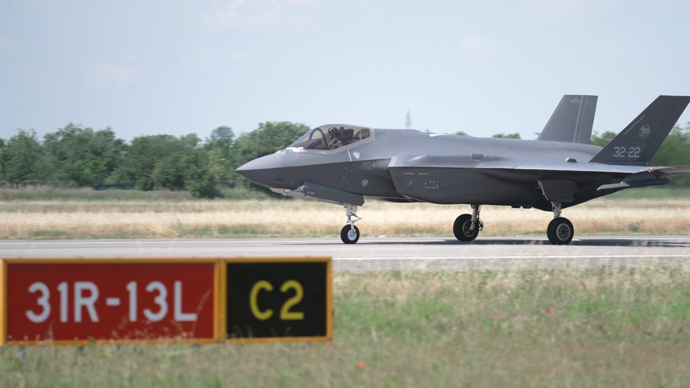 F-35 in pista 1.jpg