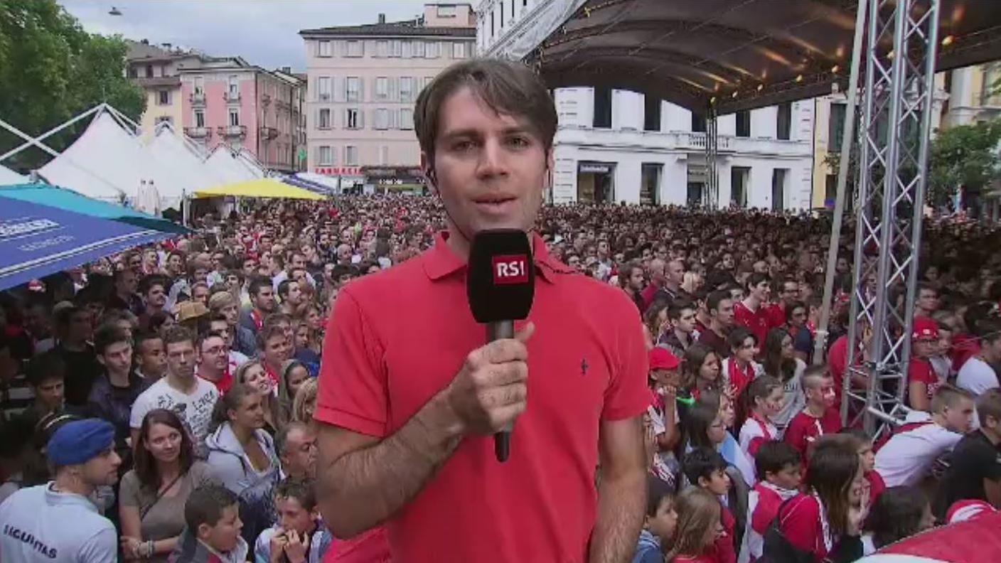 Folla in piazza Manzoni