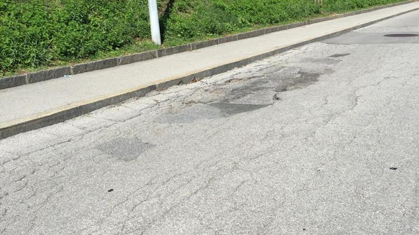 Via Girella a Lamone: da anni continui rappezzamenti