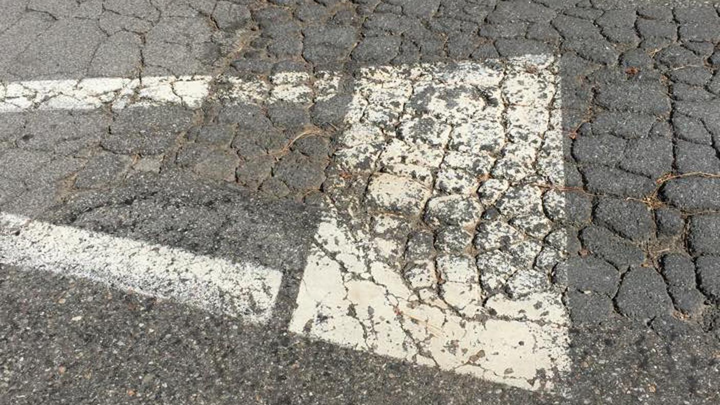 Via Girella a Lamone: da anni continui rappezzamenti