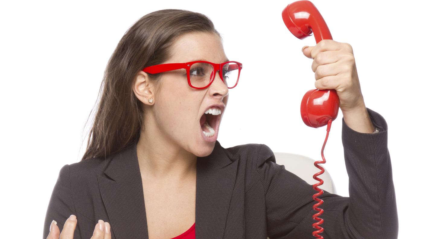 ragazza urla a un telefono rosso.jpg