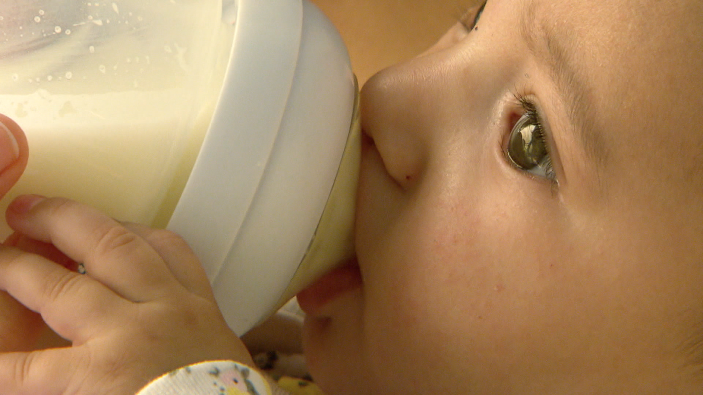 Bimbo bambino latte in polvere allattamento biberon