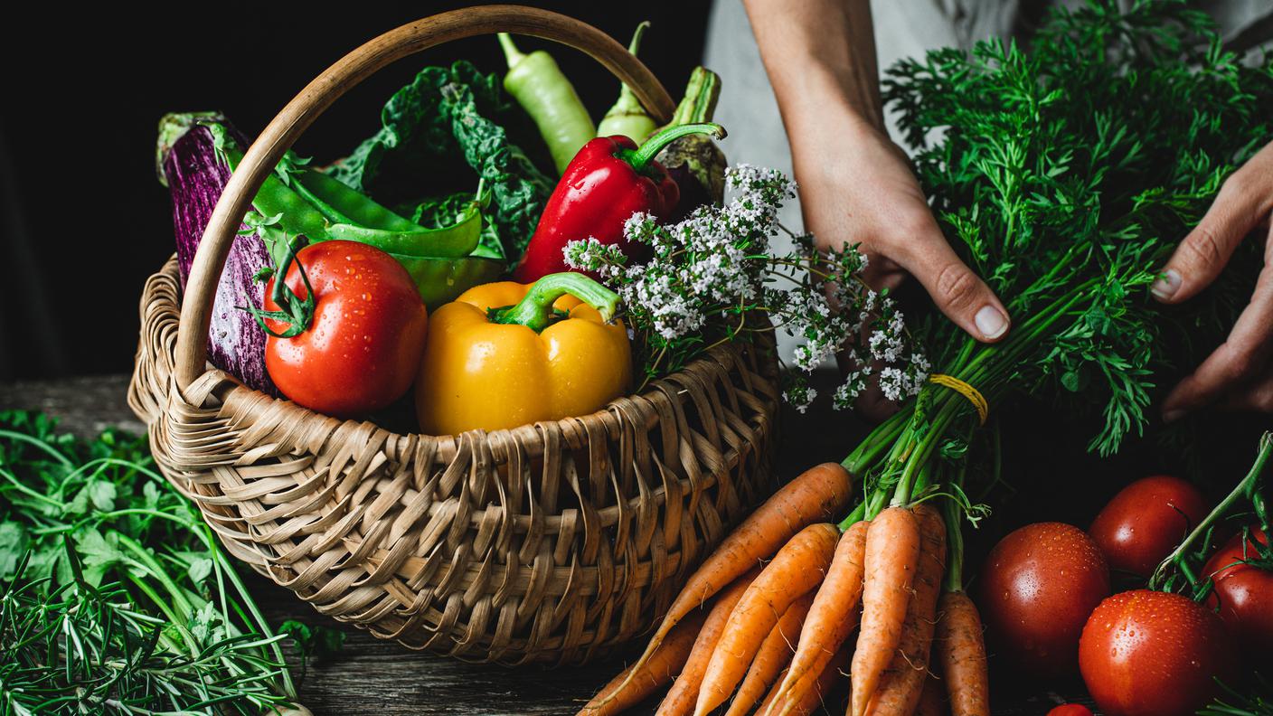 Bio frutta, verdura, carote con ciuffo, estate, spesa