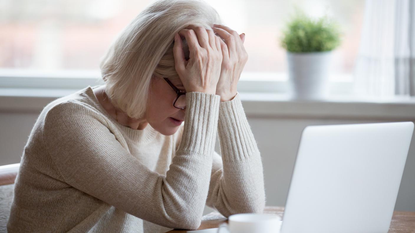 donna disperata al computer.jpg