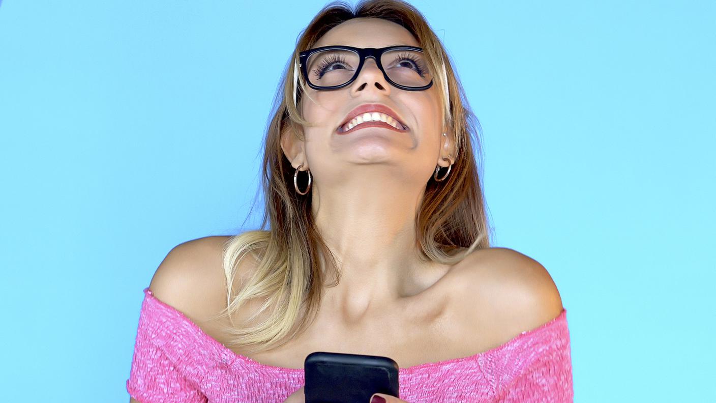 donna che alza gli occhi con telefonino .jpg