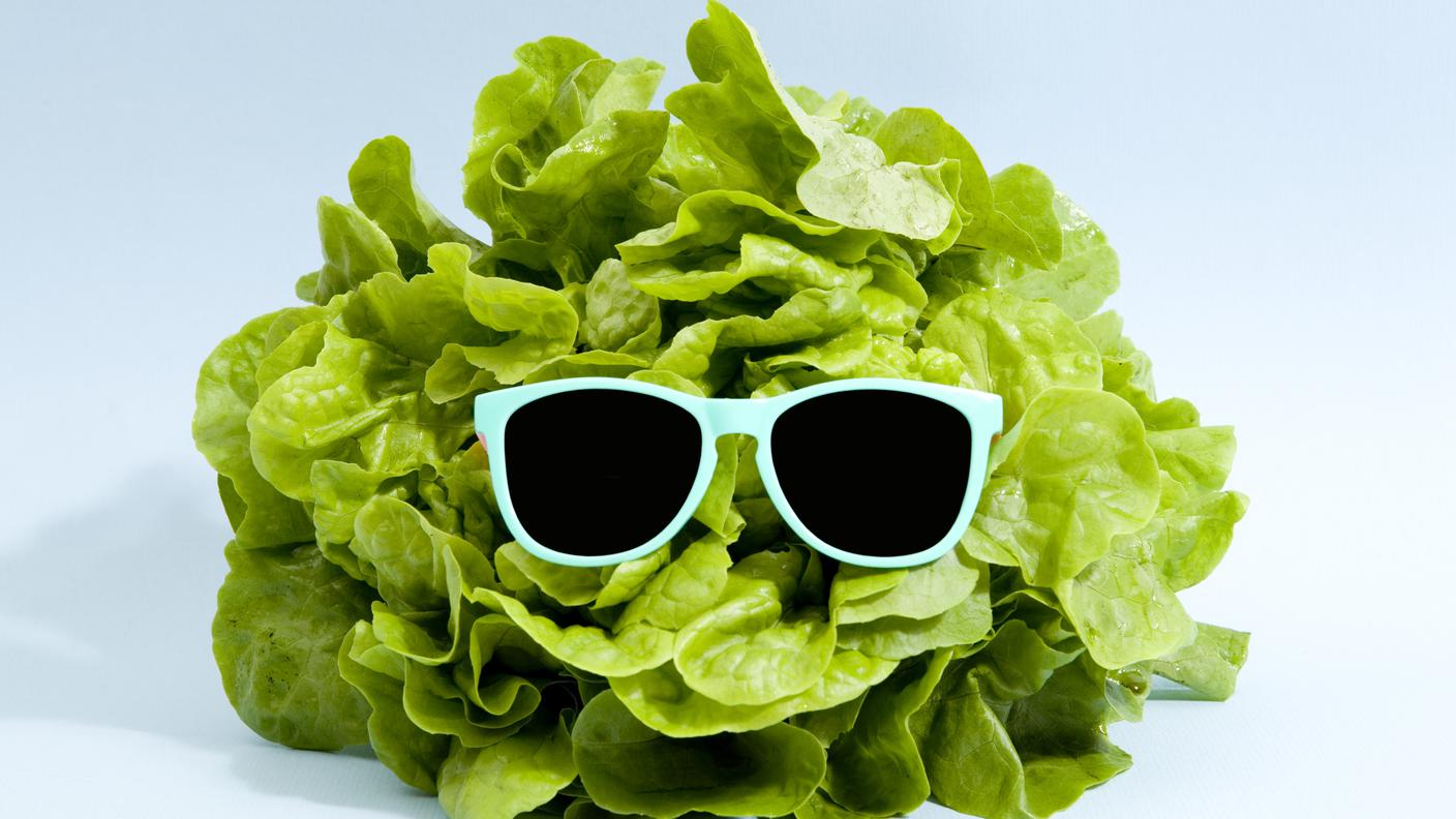 insalata con occhiali dieta calorie mangiare sano pranzo light