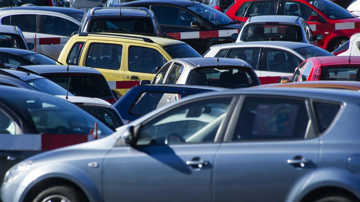 automobili - auto - parcheggio 