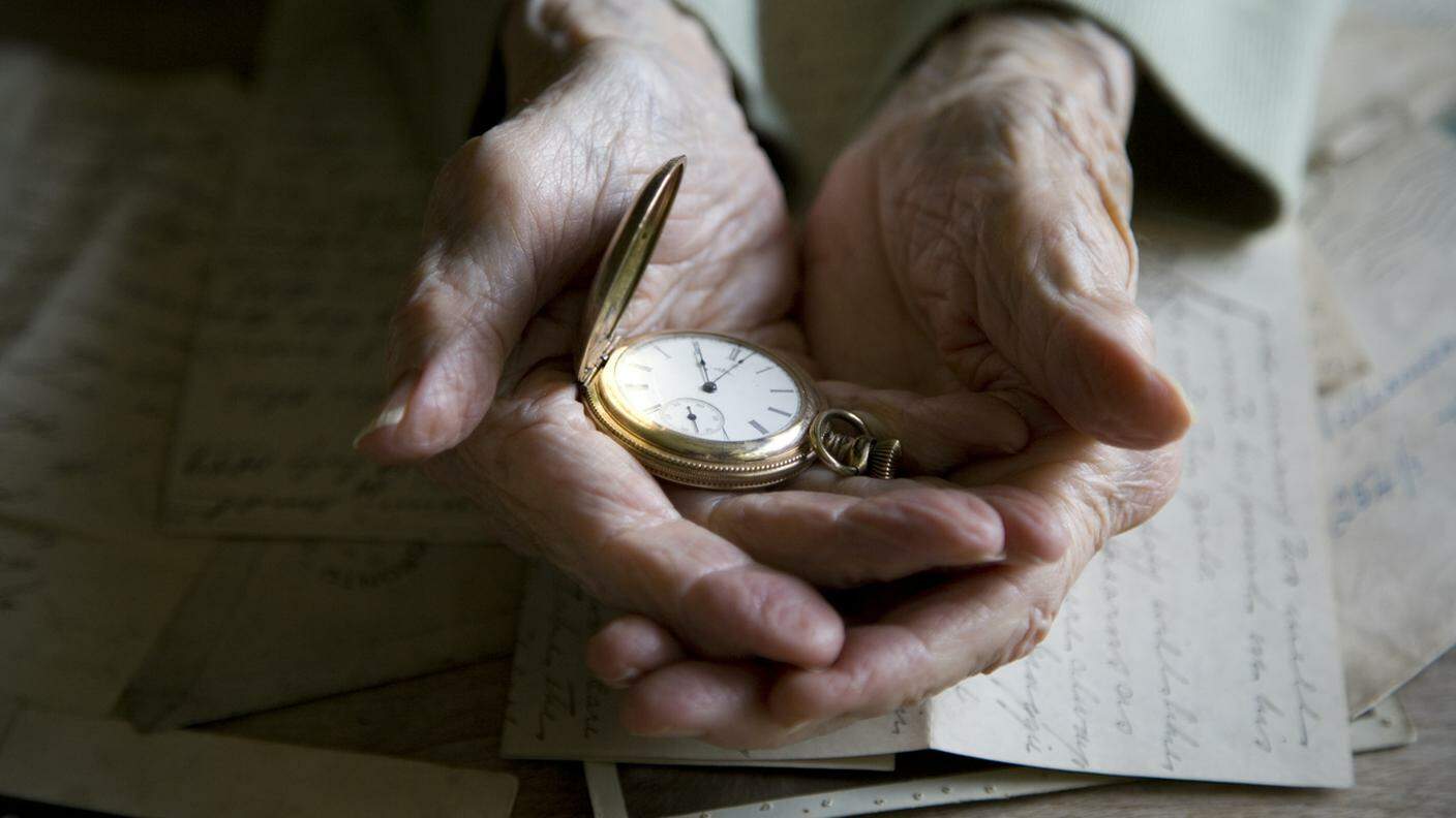 orologio cipolla - mani anziane.jpg