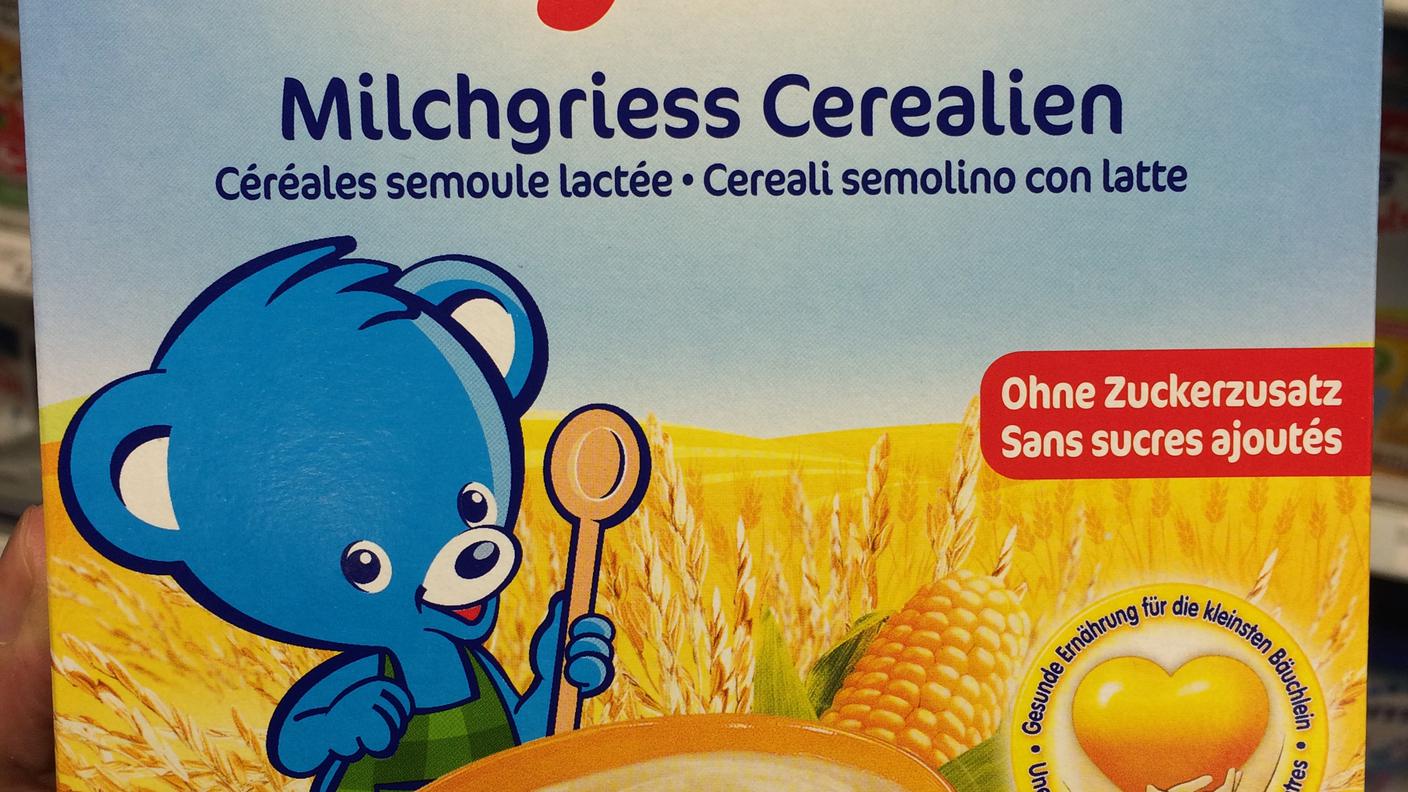 Cereali di semolino con latte per bambini