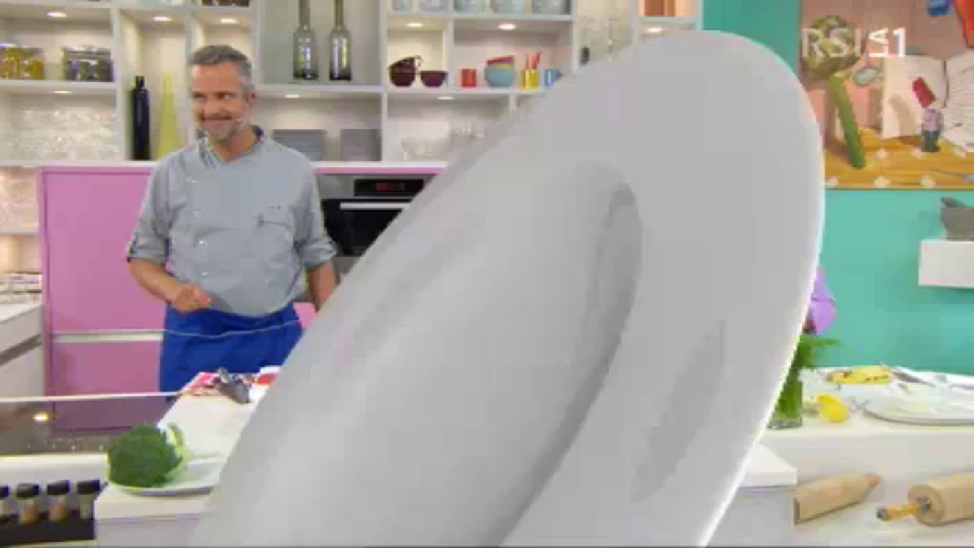 Tagliatelle rosse alla trota salmonata, panna acida, broccoli