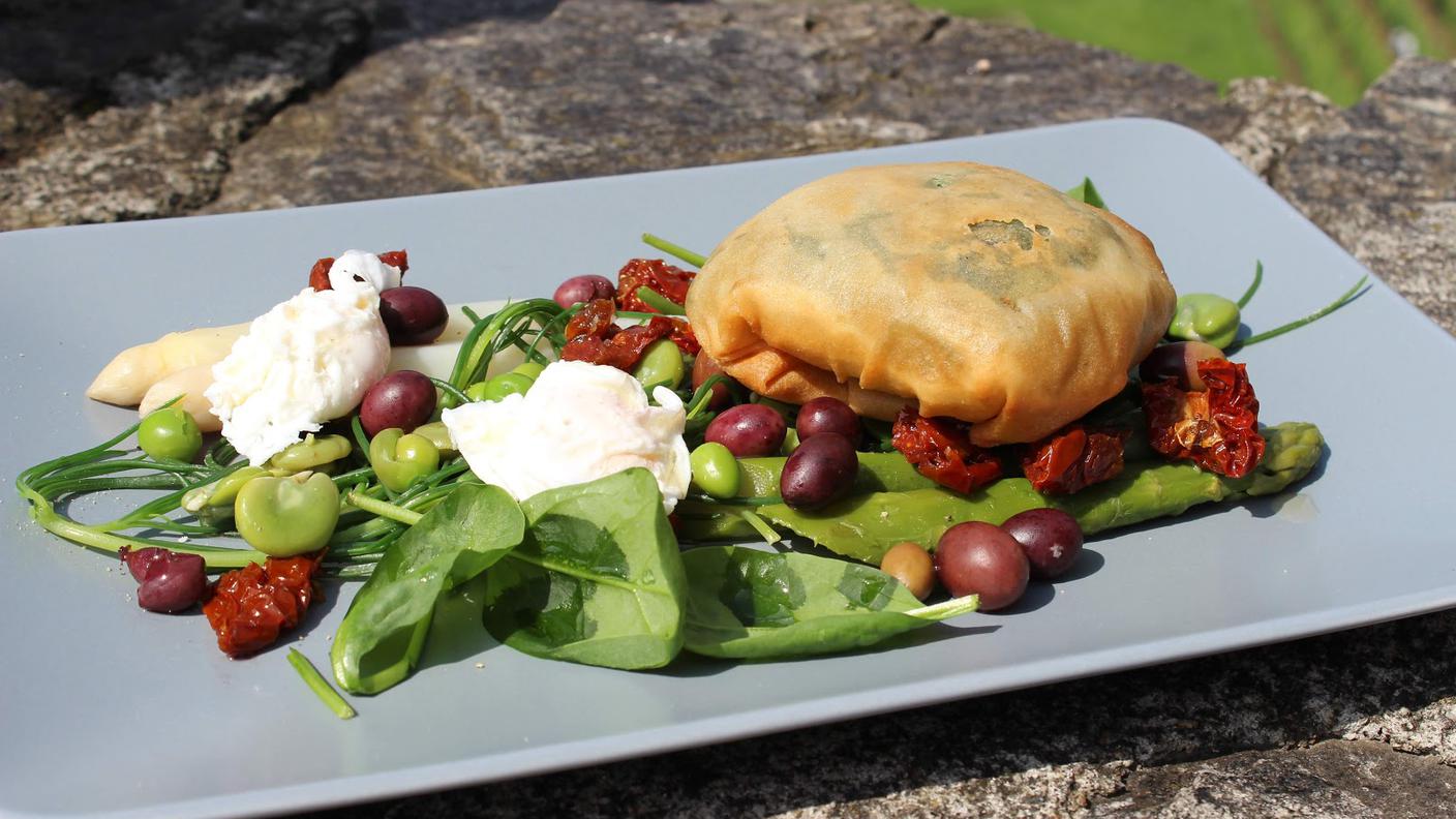 Büscion in pasta fillo croccante con uova di quaglia affogate e verdure primaverili