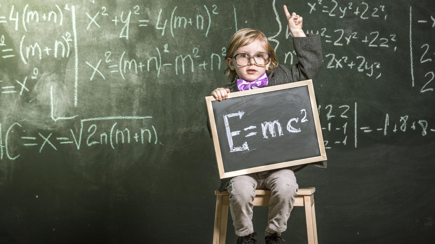 E=mc2, Bambino, Fisica, Insegnare, Cervello, Intelligenza, Piccolo, Imparare, Lavagna, Occhiali da vista, Aula, Educazione, Scienza, Cravatta
