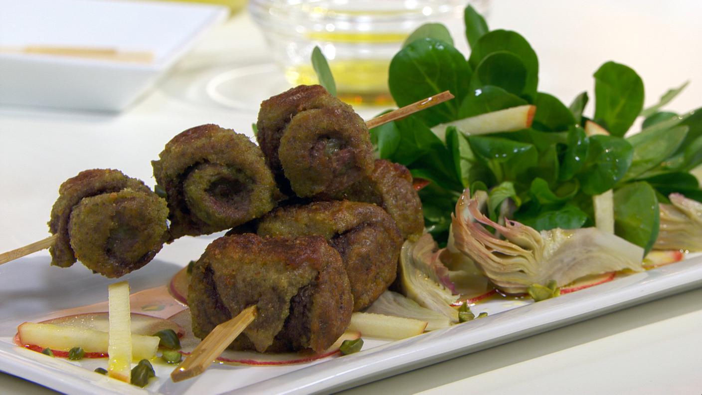 Spiedini di scamone imbottito con insalata di carciofi