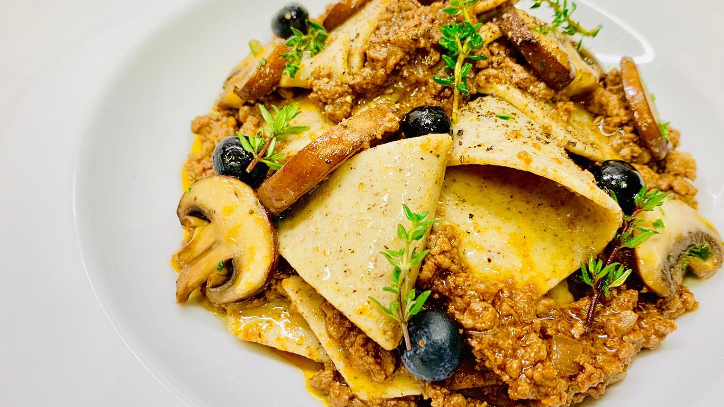 Maltagliati di grano saraceno al ragù di cinghiale funghi e mirtilli.JPG