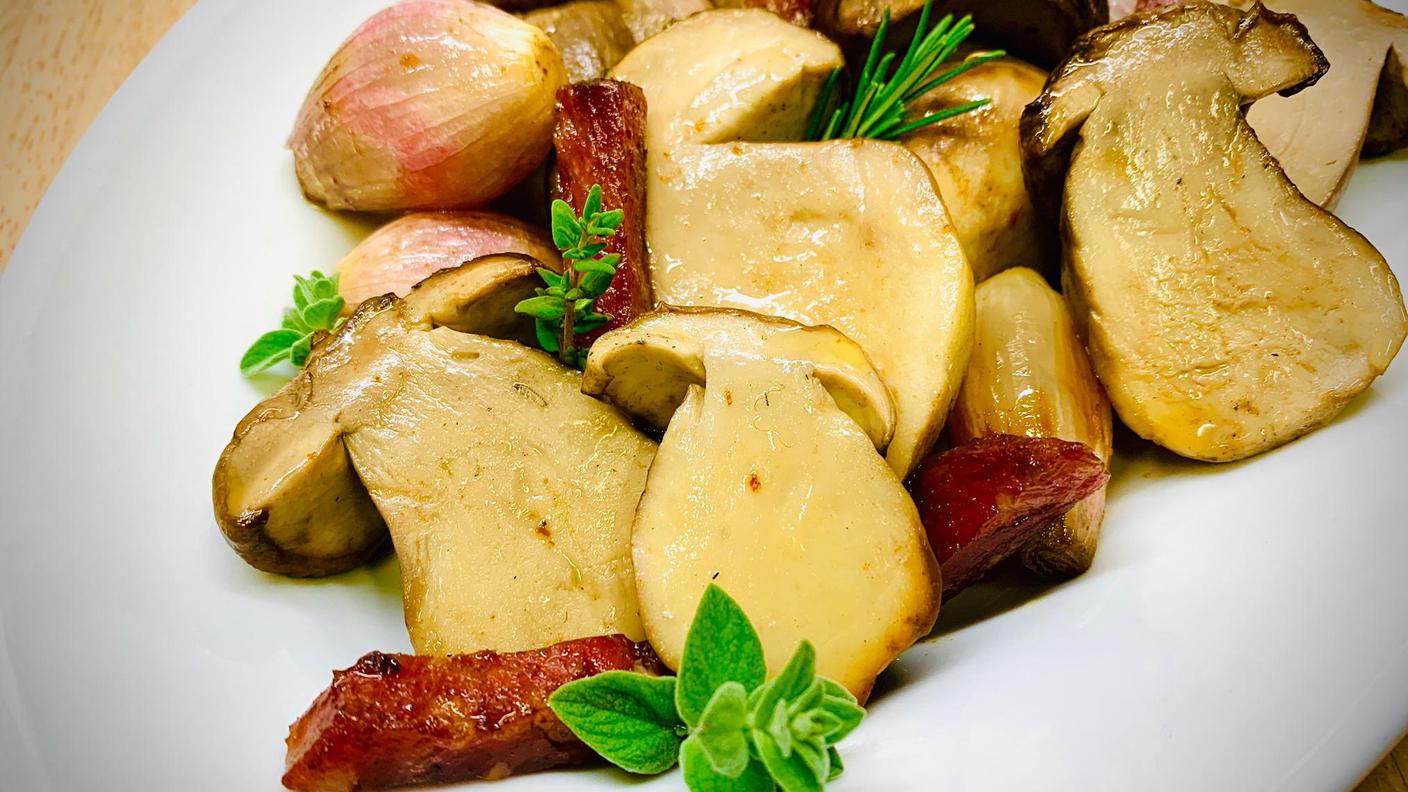 Porcini confit con scalogni e salame.JPG
