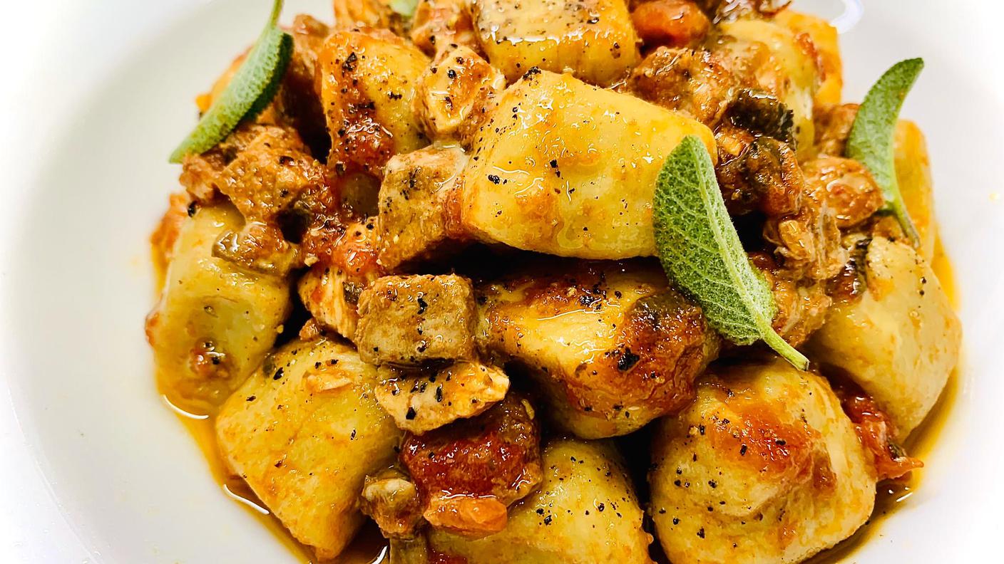 Gnocchi di patate e grano saraceno al ragù ricco.JPG