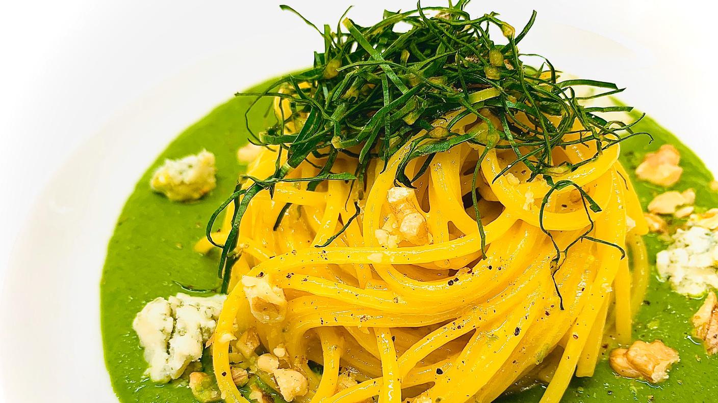 Spaghetto al blu e zafferano su crema di catalogna.JPG