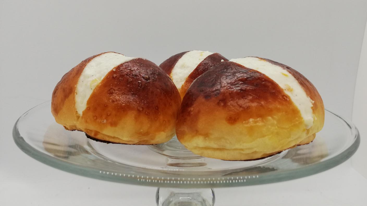 Maritozzi con crema alla ricotta.jpg