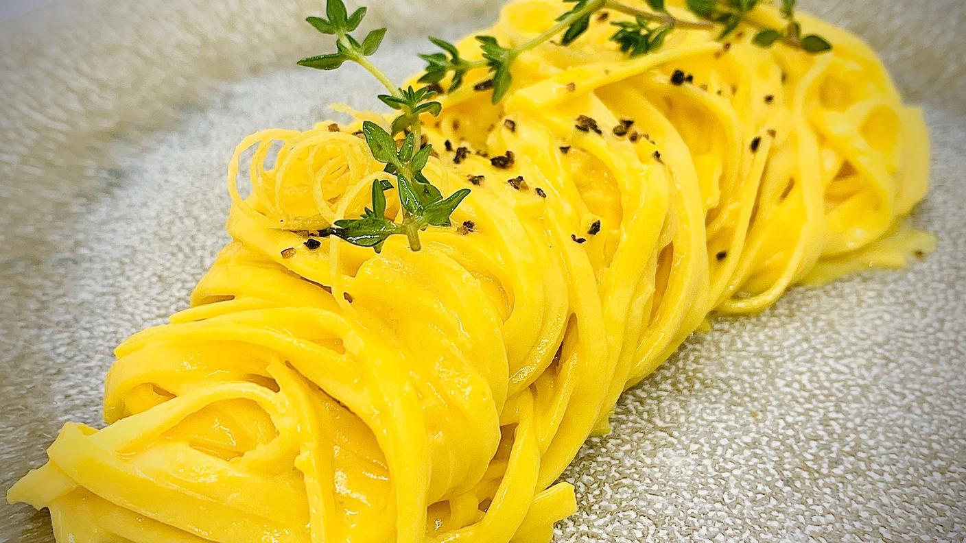 Fettuccine con panna, zafferano, rafano e limone.JPG