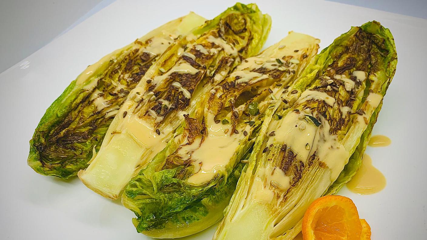 Cuori di lattuga con salsa di sesamo e clementine.JPG